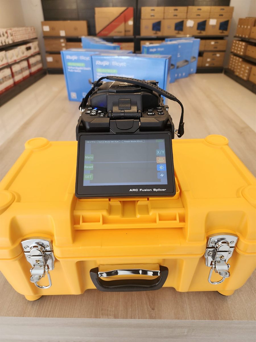 Fiber fusion splicer cihazı yakın plan