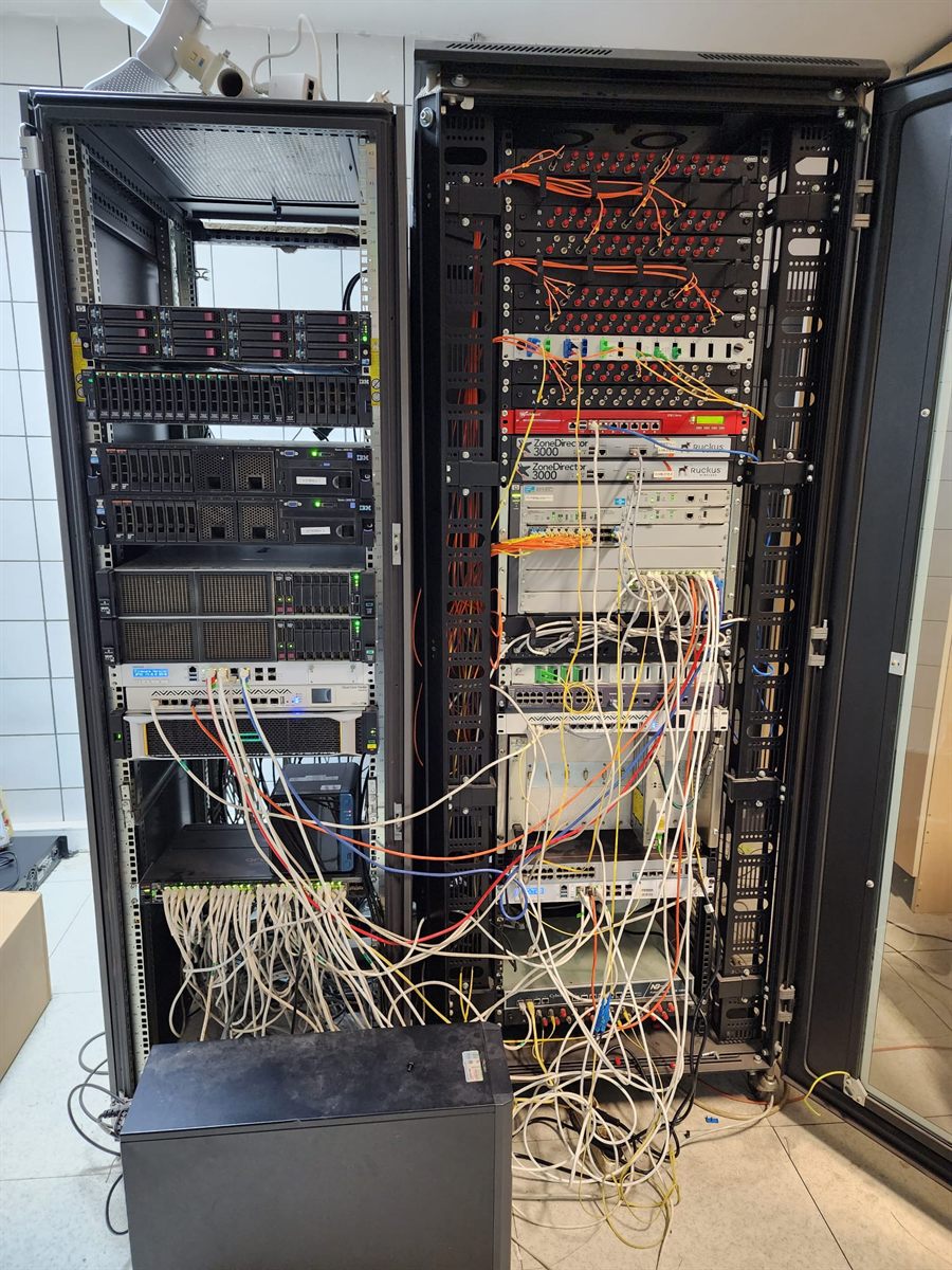 Rack kabinet içinde fiber ve sunucu altyapısı saha fotoğrafı